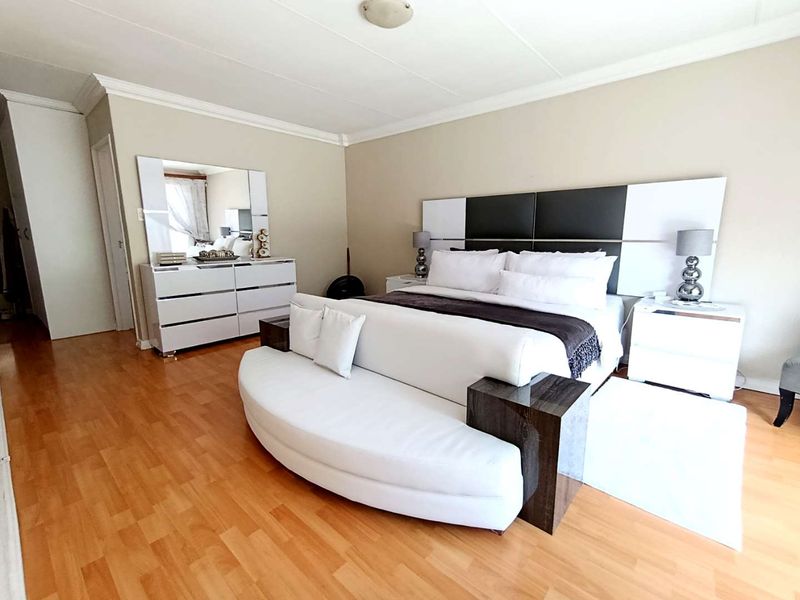 Magnificent three bedroom pet friendly family home - Photo 8