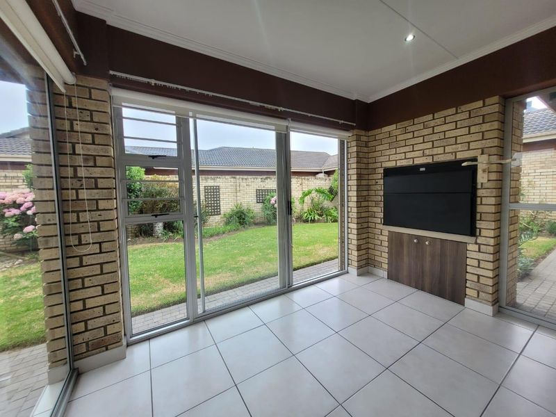 Urban Village George 3 Bedroom House For Sale - Photo 2