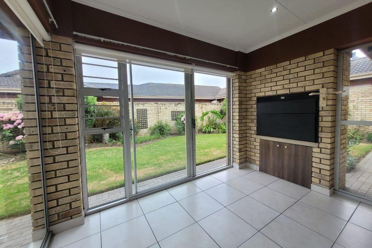 Urban Village George 3 Bedroom House For Sale - Photo 2