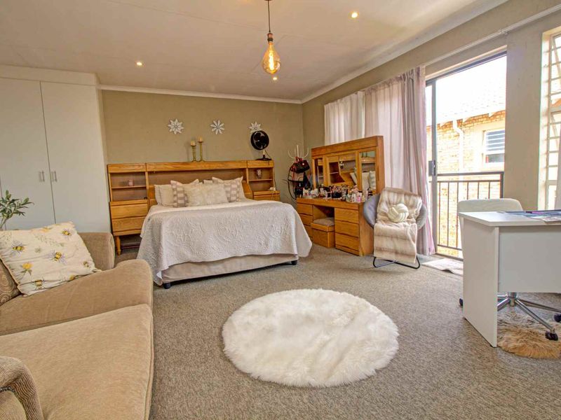 Fit for a King! - Photo 2