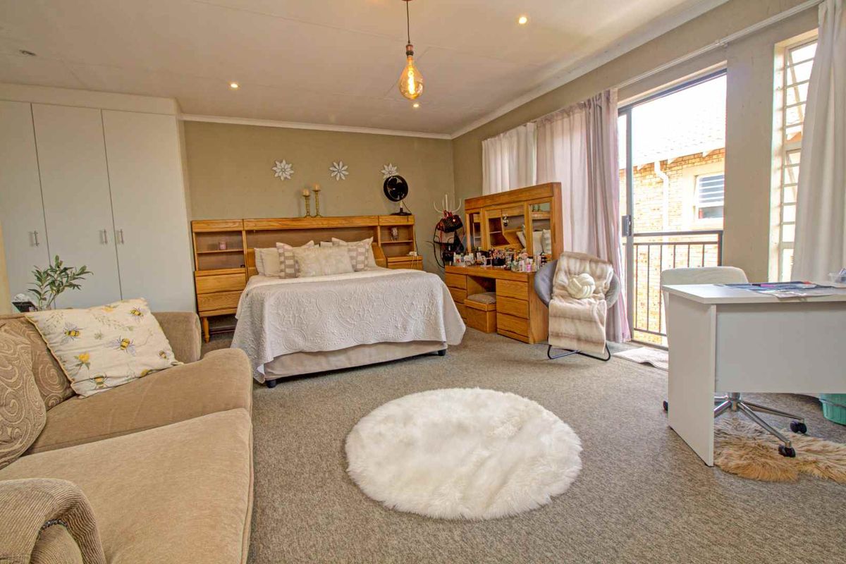 Fit for a King! - Photo 2