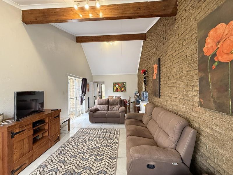 Prime 3 Bedroom Townhouse in Constantia Kloof with Solar and Double Garage - Photo 3