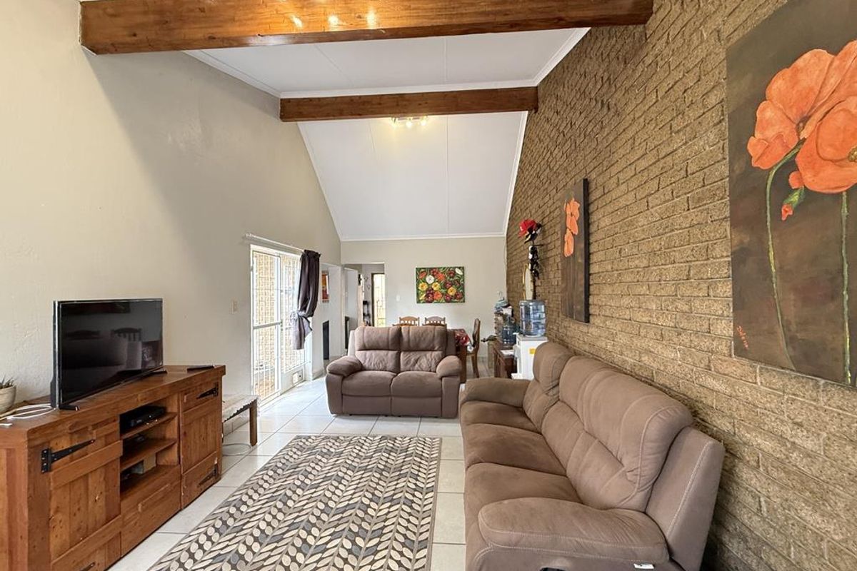 Prime 3 Bedroom Townhouse in Constantia Kloof with Solar and Double Garage - Photo 3