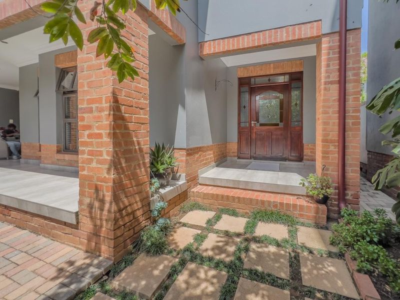 Charming Family Home with Flatlet in Heritage Hill Estate - Photo 4