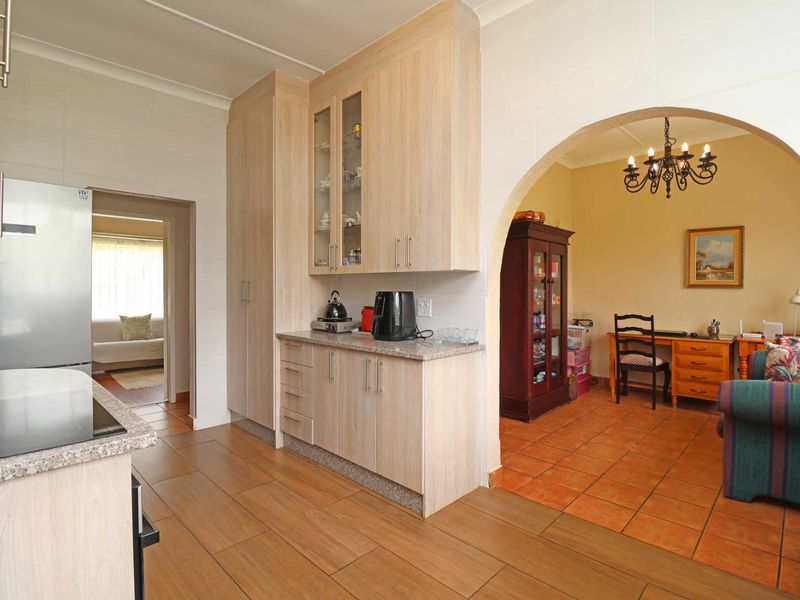 Well Maintained 3 Bedroom with pool and lapa (Offers Welcome) - Photo 5