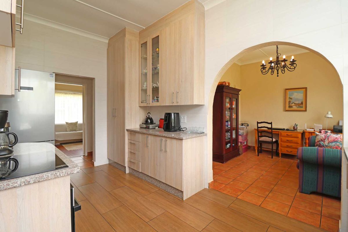 Well Maintained 3 Bedroom with pool and lapa (Offers Welcome) - Photo 5
