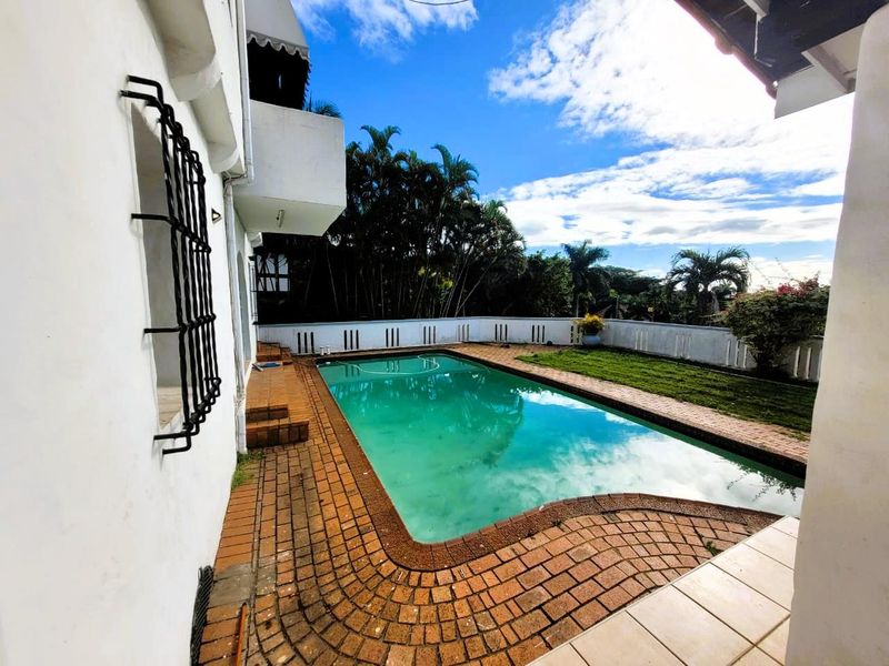 **Spacious Double Story Family Home in Upper Glenwood** - Photo 8