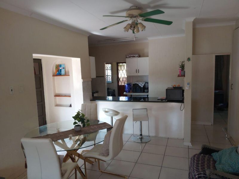 Charming Facebrick Simplex with Practical Comforts & Timeless Appeal - Photo 2