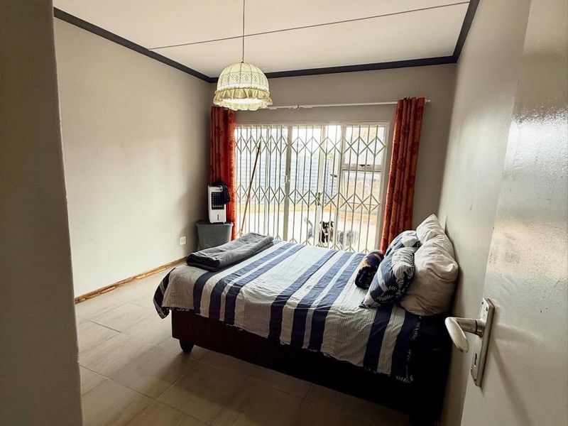 Spacious Family Home with Flat in Prime Eros Park Location - Photo 10