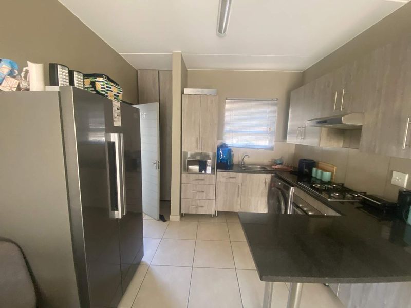 Stylish first floor two bedroom apartment in a secure modern estate - Photo 3