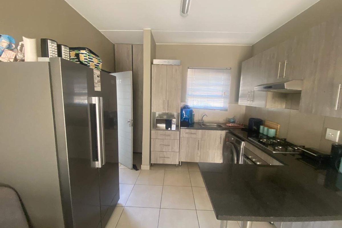 Stylish first floor two bedroom apartment in a secure modern estate - Photo 3