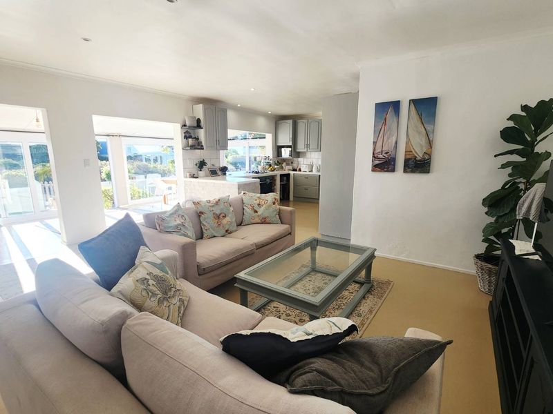 3-Bedroom Coastal Home – Beachside Living in a Secure Estate - Photo 6