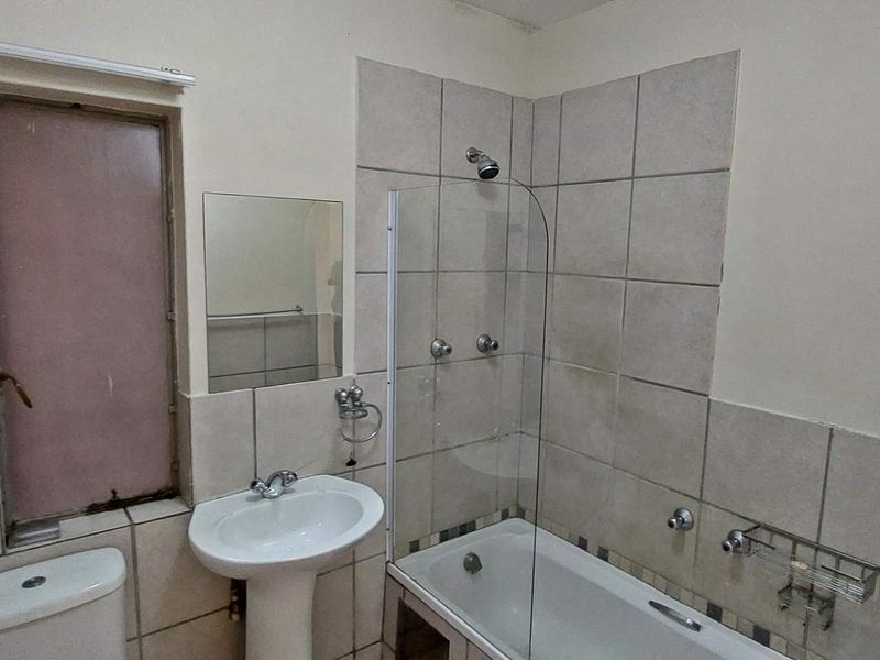 Modern Ground Floor Unit with Pet Friendly Private Garden - Photo 10