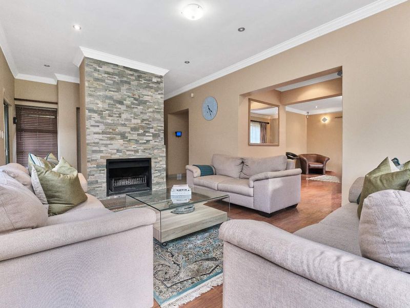 Spacious Family Home with Heart – in Quiet Cul-de-Sac - Photo 4