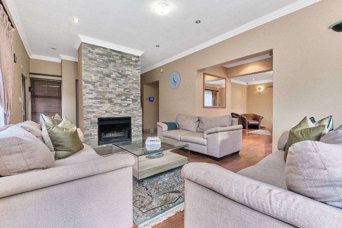 Spacious Family Home with Heart – in Quiet Cul-de-Sac - Photo 4