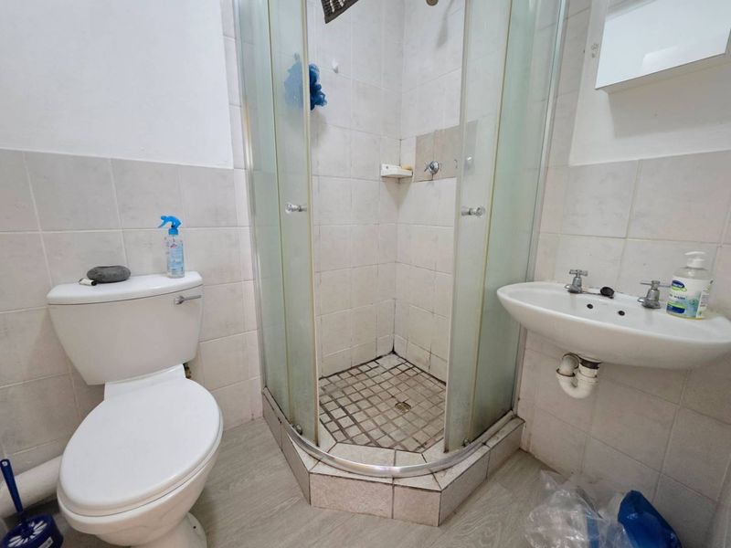 Lovely 2 Bed 1 Bath Apartment open plan living area with kitchenette - Photo 8