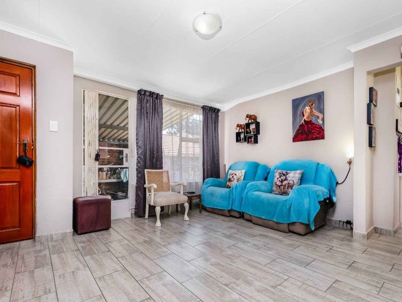 A LIGHT AND BRIGHT 2 BEDROOM, 1 BATH SIMPLEX UNIT- SOUNDS LIKE A FANTASTIC FIND! - Photo 4