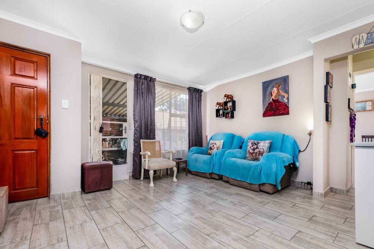 A LIGHT AND BRIGHT 2 BEDROOM, 1 BATH SIMPLEX UNIT- SOUNDS LIKE A FANTASTIC FIND! - Photo 4