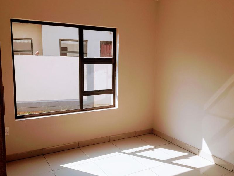 Pet-Friendly 4-Bed Oasis in Symphony Park - Photo 7