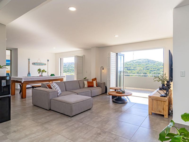 Penthouse perfection: Close to beaches, shops & views - Photo 6