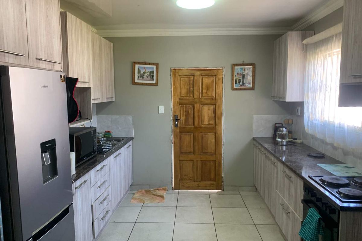 Perfect Blend: Comfort, Space & Location! - Photo 2