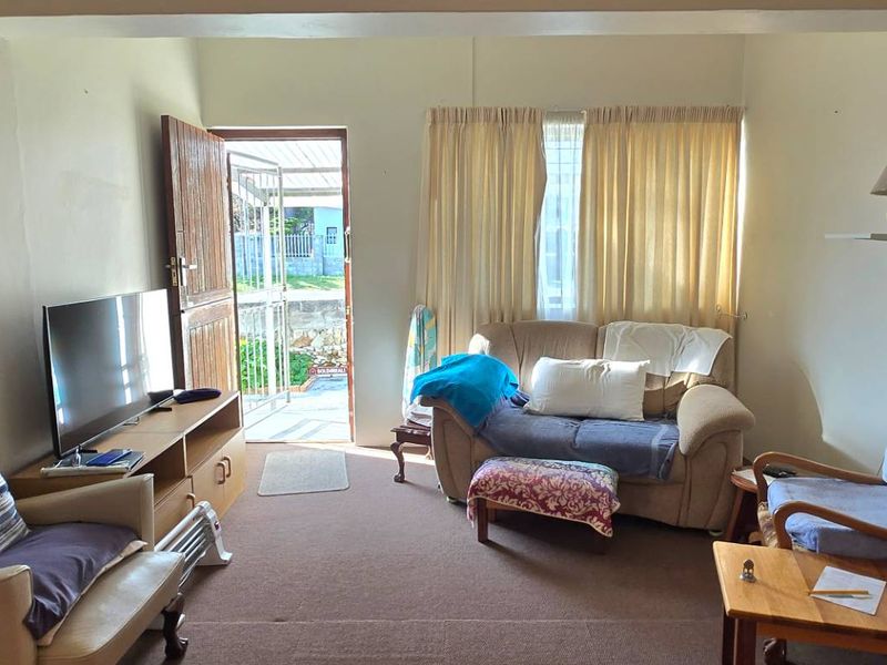 Charming Character Home with Bachelor Flat in the Heart of Gansbaai - Photo 3