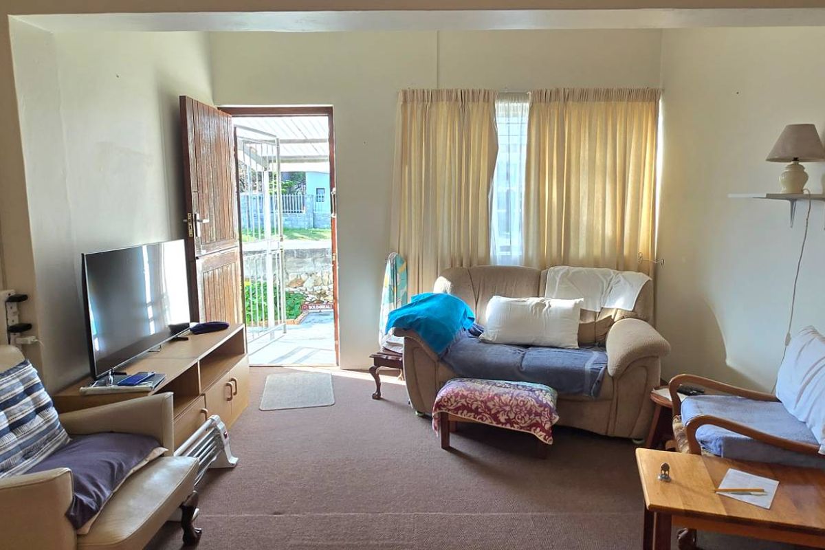 Charming Character Home with Bachelor Flat in the Heart of Gansbaai - Photo 3