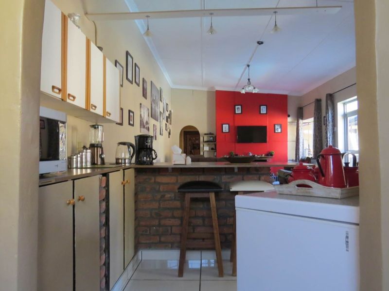 Lovely Family home for sale in a quiet and safe area of Okahandja! With a sparkling swimmingpool and 2 extra seperate flats! - Photo 7