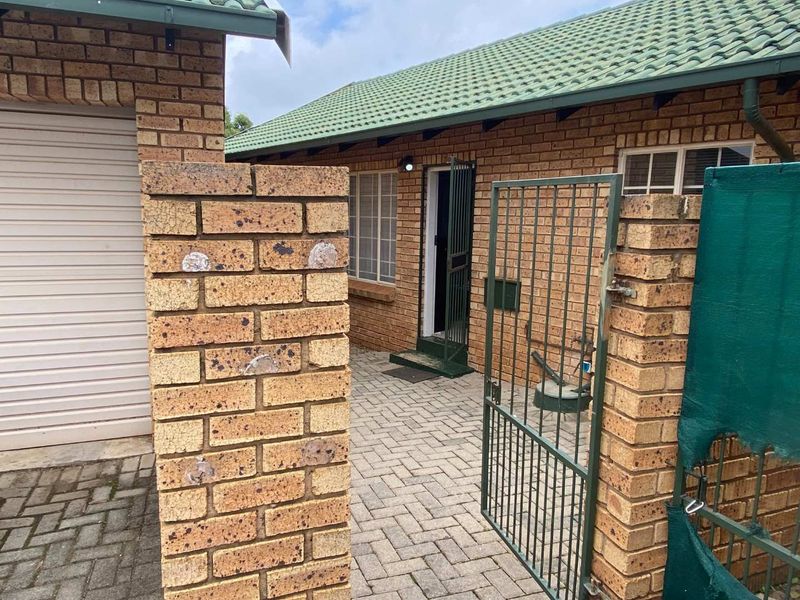 2 Bedroom Townhouse in Highveld Estate. - Photo 2