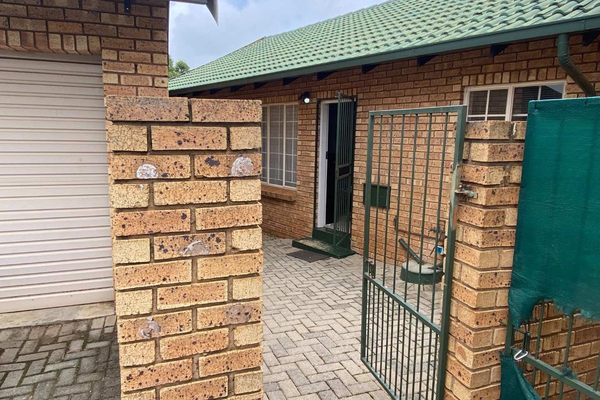 2 Bedroom Townhouse in Highveld Estate. - Photo 2