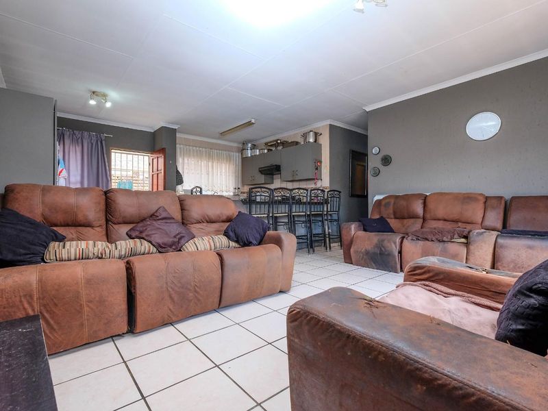 3 Bedroom Simplex in Pet Friendly Complex - Photo 5