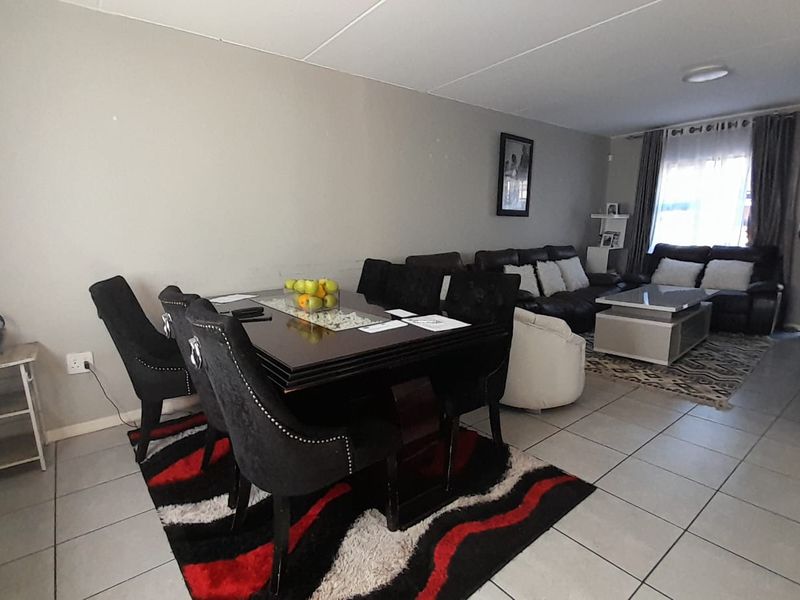 Modern Double Story Townhouse - Photo 4