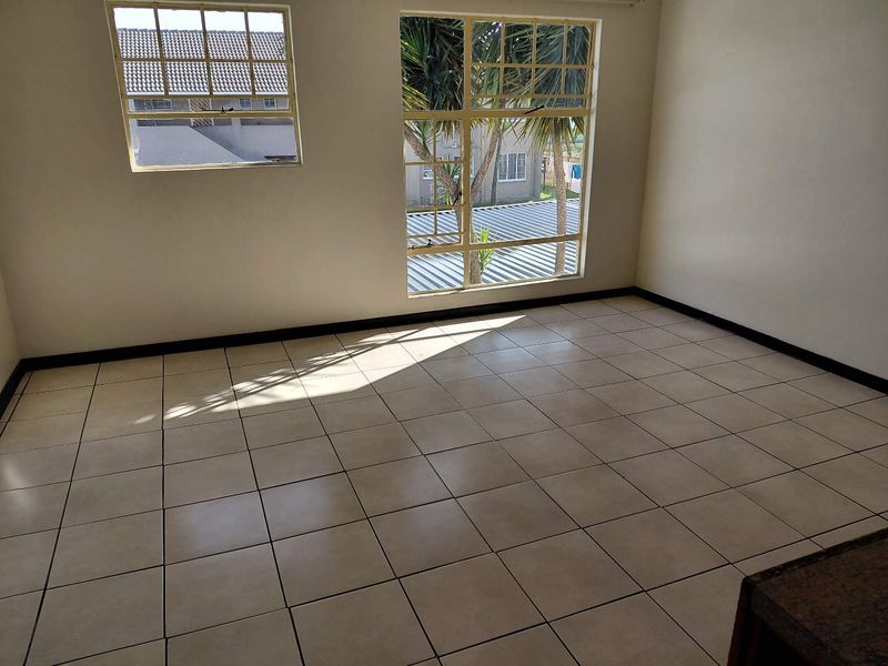 Newly renovated 1st floor unit - Photo 2