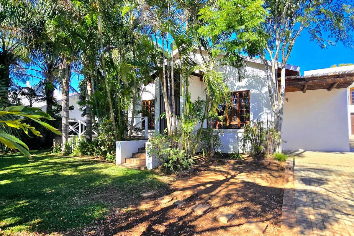 Pool, Garden, Privacy & Flexible Living in Prime Menlo Park - Photo 3