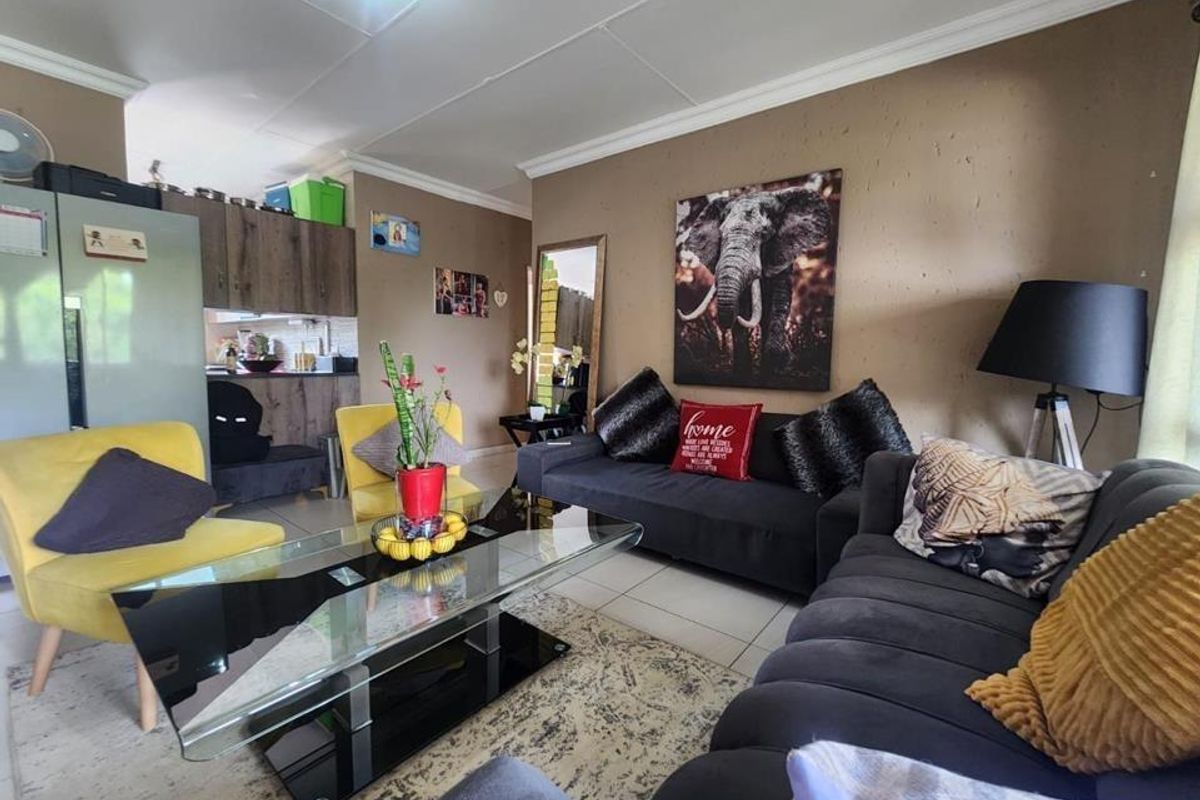 Upstairs 3 bedroom townhouse for Sale - Photo 3