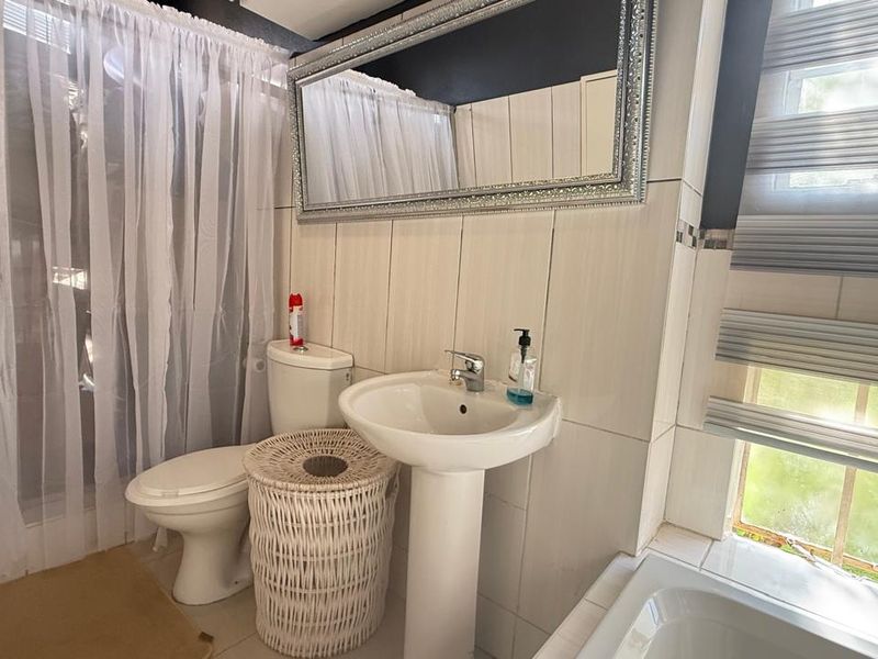 Beautifully Maintained Apartment - Photo 10