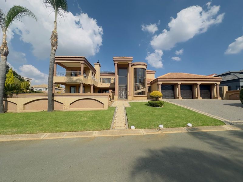 4 Bedroom House to Rent in Blue Valley Golf Estate - Photo 2