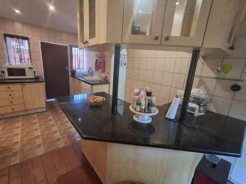 Spacious 5-Bedroom Family Home with Pool in Rooihuiskraal North - Photo 4