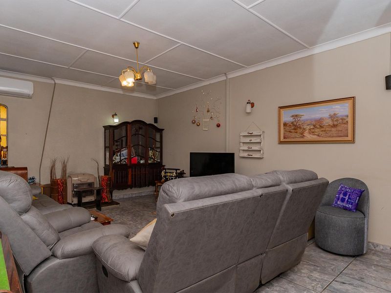Your Dream Home Awaits! Spacious 3 Bedroom Family Home with a 2 Bedroom Flatlet in a Secure Boomed Area – Edleen - Photo 3