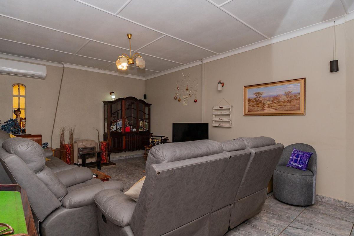 Your Dream Home Awaits! Spacious 3 Bedroom Family Home with a 2 Bedroom Flatlet in a Secure Boomed Area – Edleen - Photo 3