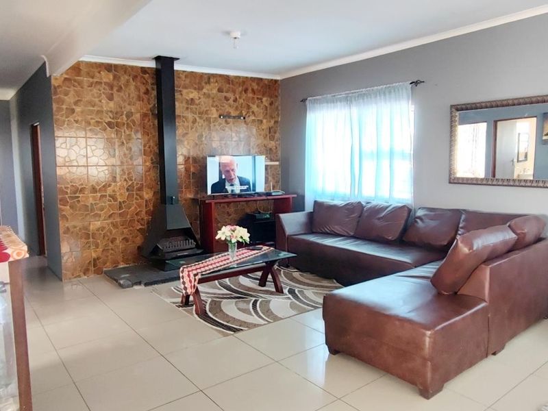 Versatile Coastal Living: Three-Bedroom Home with Income-Generating Flats - Photo 7