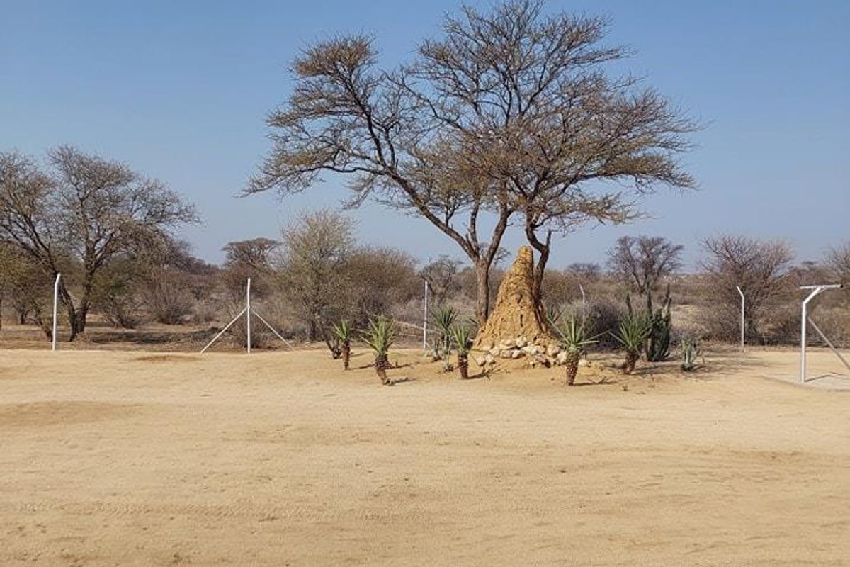 FOR SALE - Plot with Luxurious House in Omaruru Wildlife Estate - Photo 4