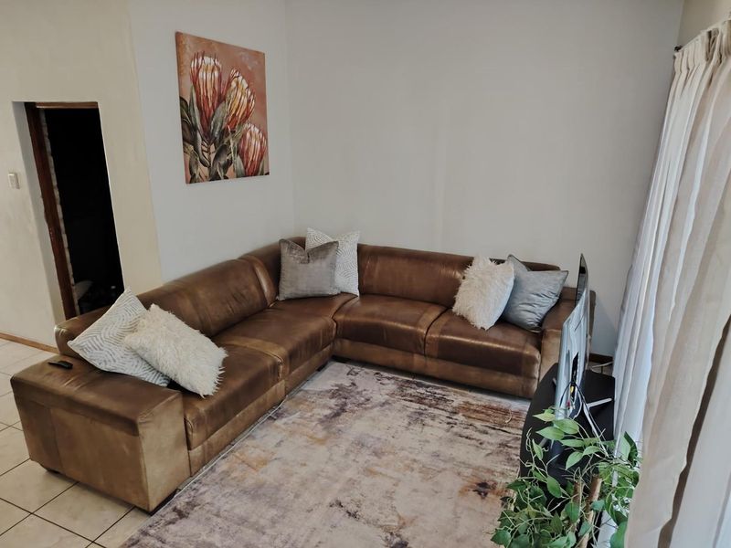 Three-bedroom townhouse in a secure gated complex in Vredenberg Bellville. - Photo 7