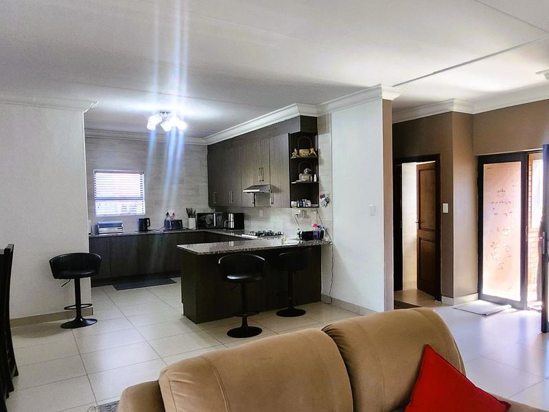 Stunning 3 bedroom Leadwood townhouse to rent in the sought-after Meyersdal Nature Estate - Photo 6