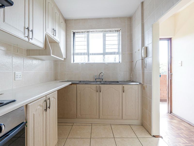 Spacious secure apartment - Photo 6