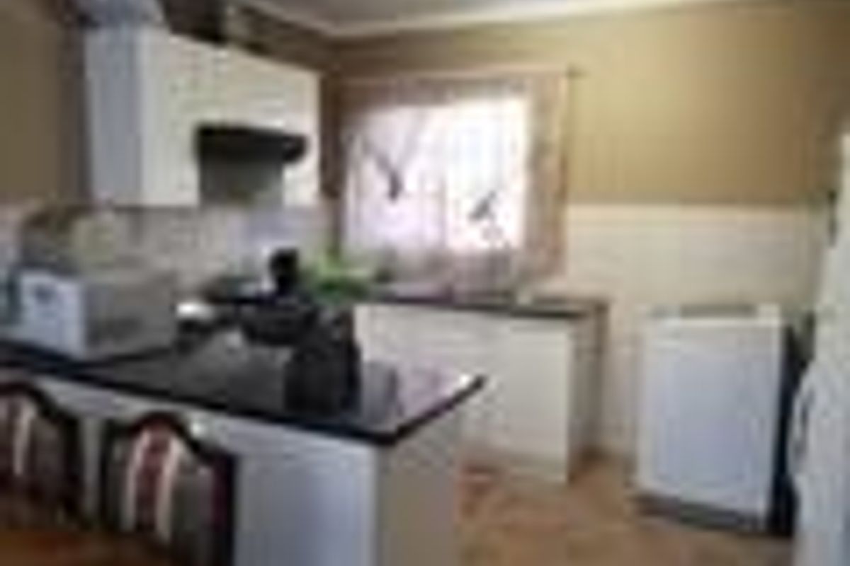 3 Bedroom Upstairs  Townhouse To Rent. - Photo 2