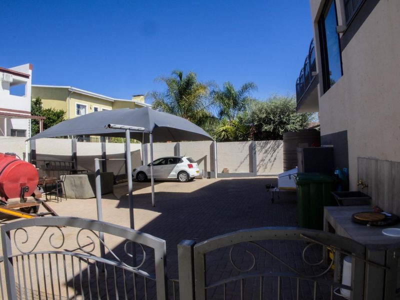 Luxurious and spacious 5 Bedroom Home with Flatlet - Kleine Kuppe - Photo 9