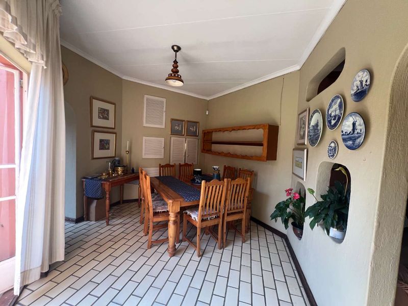 SOLID FAMILY HOME IN PRIME LOCATION - Photo 4