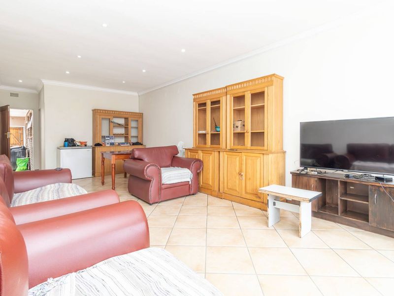 Three Bedroom Townhouse in sought-after complex - Photo 4