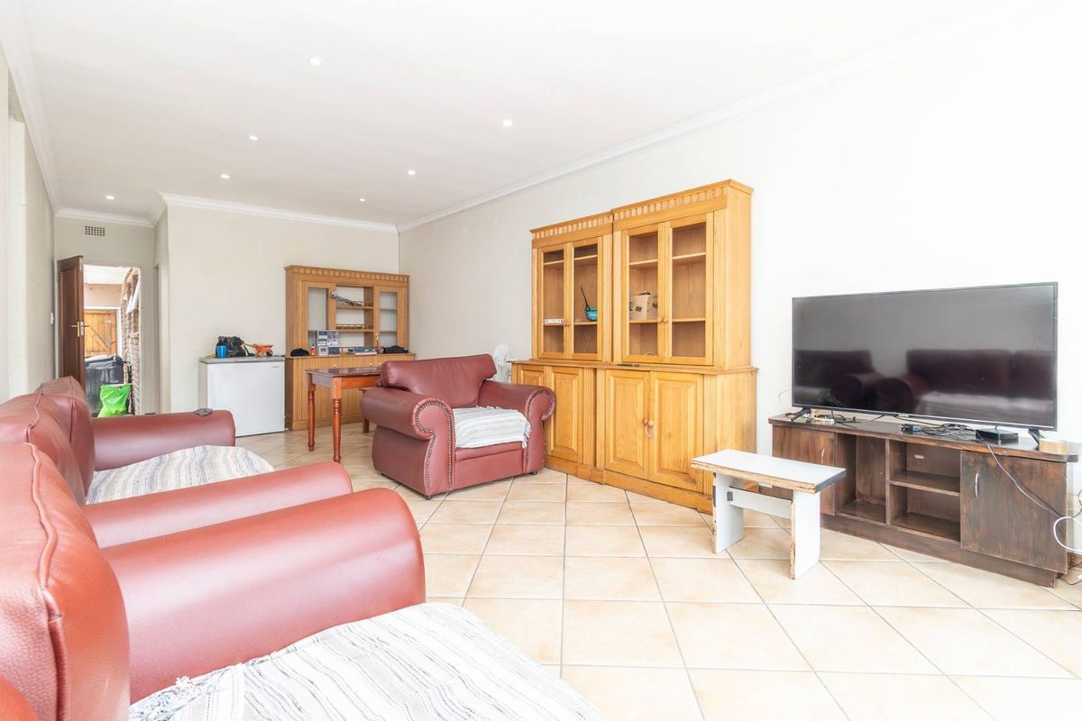 Three Bedroom Townhouse in sought-after complex - Photo 4